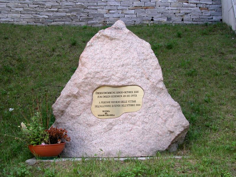 0010_DSCN0923.JPG - Der Gedenkstein erinnert an die Opfer der Bergrutschkatastrophe 2000